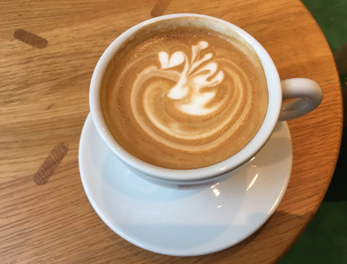 froukjedijkstra's tweet image. Een speciaal zwaantje voor u mevrouw zei de barista zojuist ... met mijn volle tassen met Sinterklaasaankopen in de hand ... Een klein #cadeautje onderweg ... Gaaf! #synchroniciteit