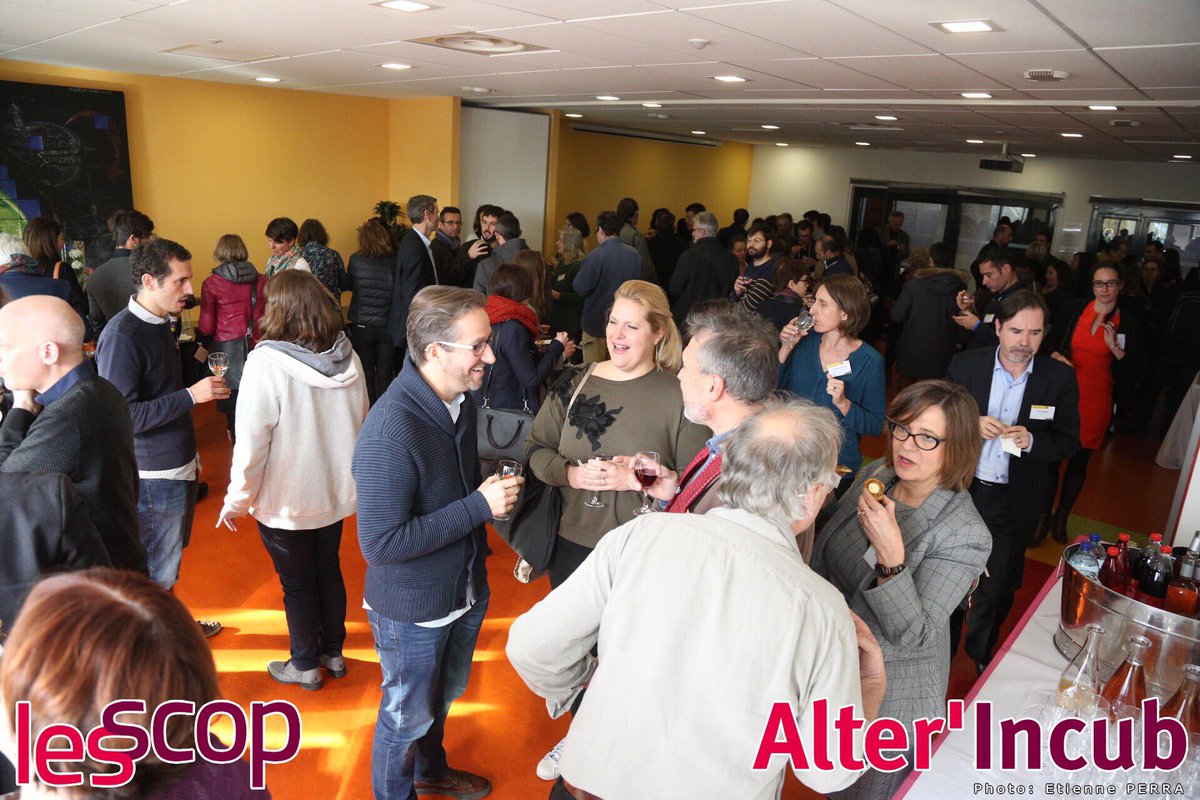 AlterIncub's tweet photo. Fin des #RIIS3 dans la convivialité. Échanges entre public et intervenants autour du buffet @poleREALIS https://t.co/CBXUxB6rka