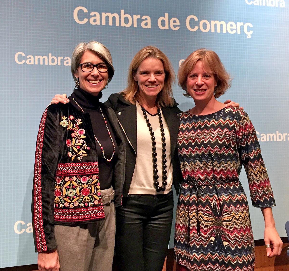 Arantxa_Gallego's tweet photo. Ese #momentazo había que inmortalizarlo! Nueva edición #MujeresyJueves @cambramallorca sobre #GestiónDeLaReputación y feliz #reencuentro @sonrisamedica 20 años después! https://t.co/wWbo70yKZg 😍 #ChuladaTotal #EstasCosasPasan #networking #Emprendedoras #Vikingas #Palma #Mallorca https://t.co/aKHk1kN3EQ