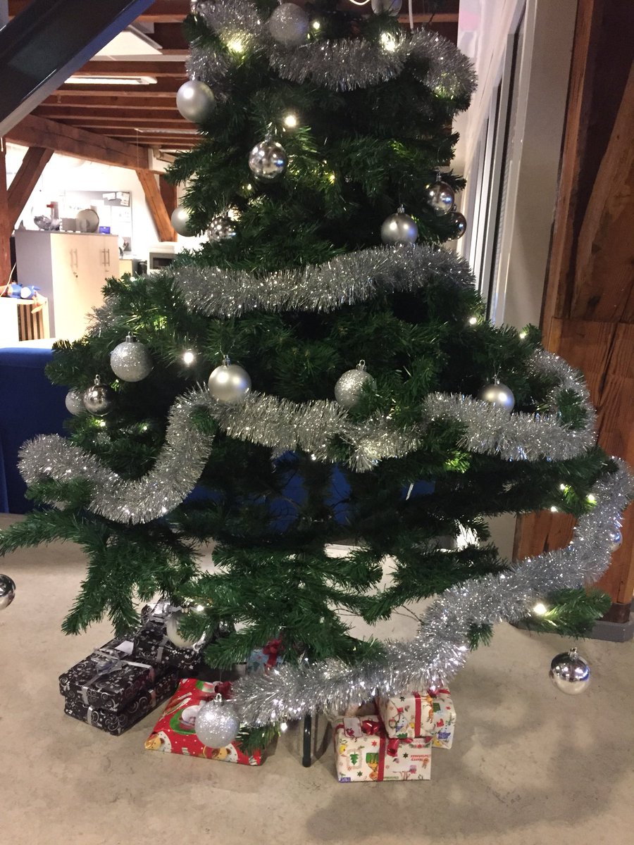 CerionSolutions's tweet photo. Joulukuusen alle ilmestyneet paketit odottavai illan juhlavieraita 🎄 https://t.co/WfppfsZaaG