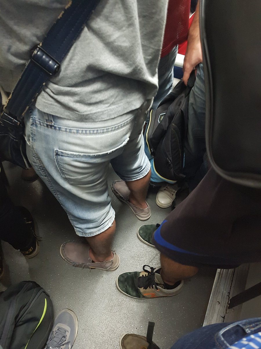 ListerineHunk's tweet photo. Estos dos hdps se apoyaron todo el viaje! 😈 Y lo fuerte que estaba el activo! #subte #apoyada #chongonuestrodecadadia #machos #gaymen https://t.co/icsv2BFV0u