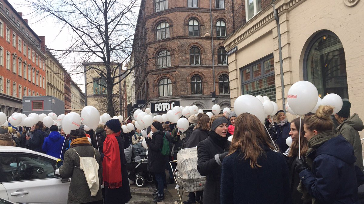 Furstrand's tweet photo. Sober og super  #demoforetbedresundhedsvæsen  i dag mens @EllenTraneNorby modtog 13.000+ underskrifter. Fordi lægers arbejdsvilkår er patienternes sikkerhed! #detkuhaværetmig #sundpol #patientsikkerhed https://t.co/f4iWPMkZzE