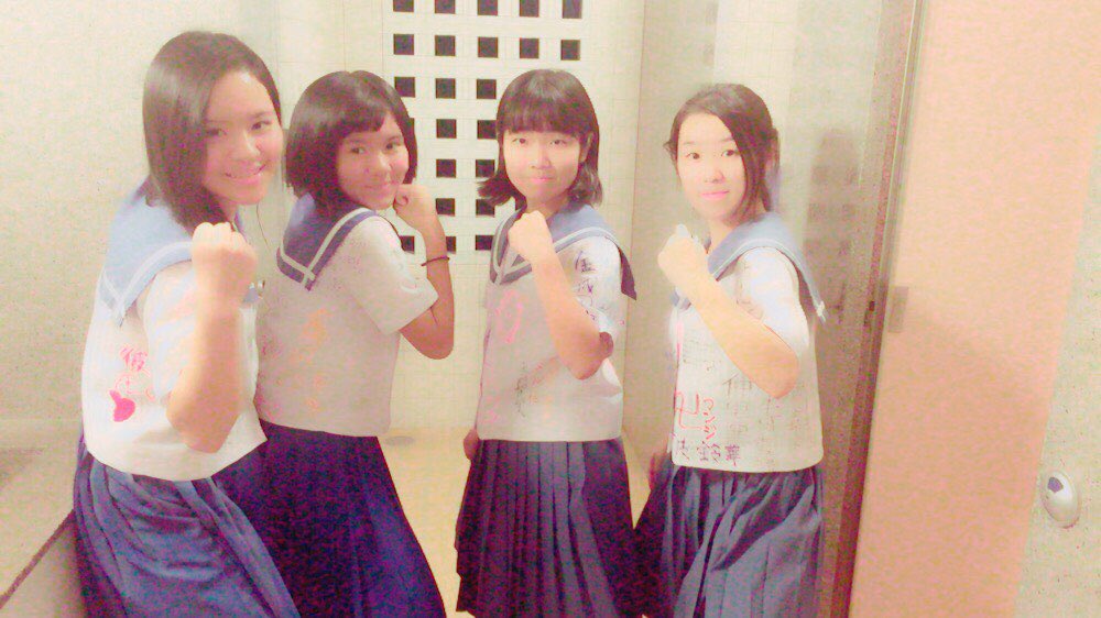 03z_pk's tweet photo. 🌺昨日の話です🌺
3年間最後の夏服の日終わった🤪🤪
みんな高校バラバラたか考えたらさみしくなってくる😭
後4ヶ月最後の冬服で楽しむ！ https://t.co/KSiMAEPjcN