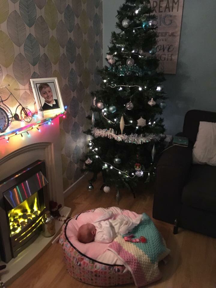 jodihill01's tweet photo. @iQstudents decorating the tree on the first of December with the kids! #iQStudents https://t.co/vmyICukfbP
