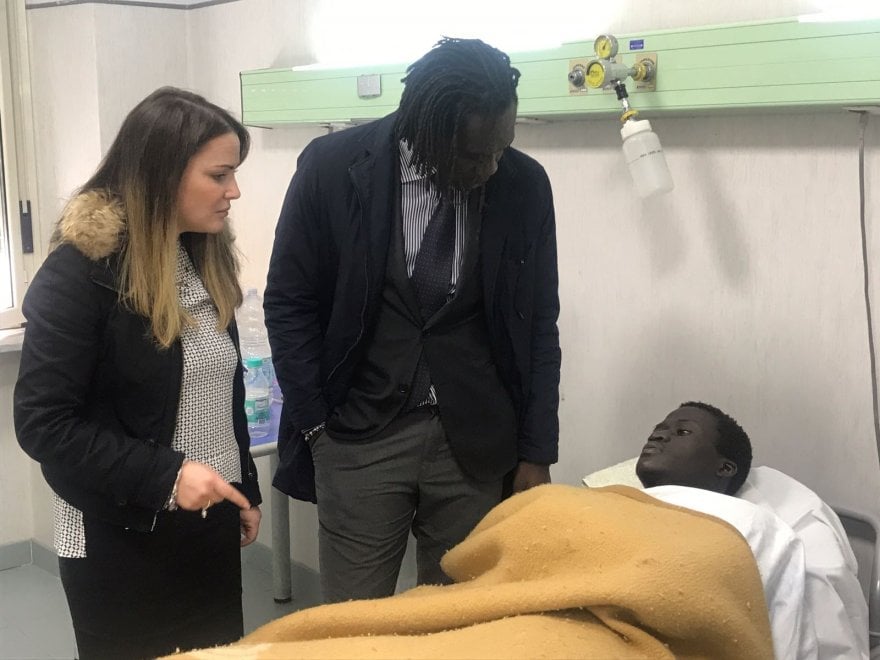 unoscribacchino's tweet photo. Un italiano, gestore di un centro di accoglienza, gli ha sparato in bocca. Non parla più e può solo ingoiare cibi liquidi, senza masticarli.

Bobb Alagie, 19enne richiedente asilo del Gambia, abbandonato da tutti.

https://t.co/BPbKMhmVHk https://t.co/pp6DqykwXc