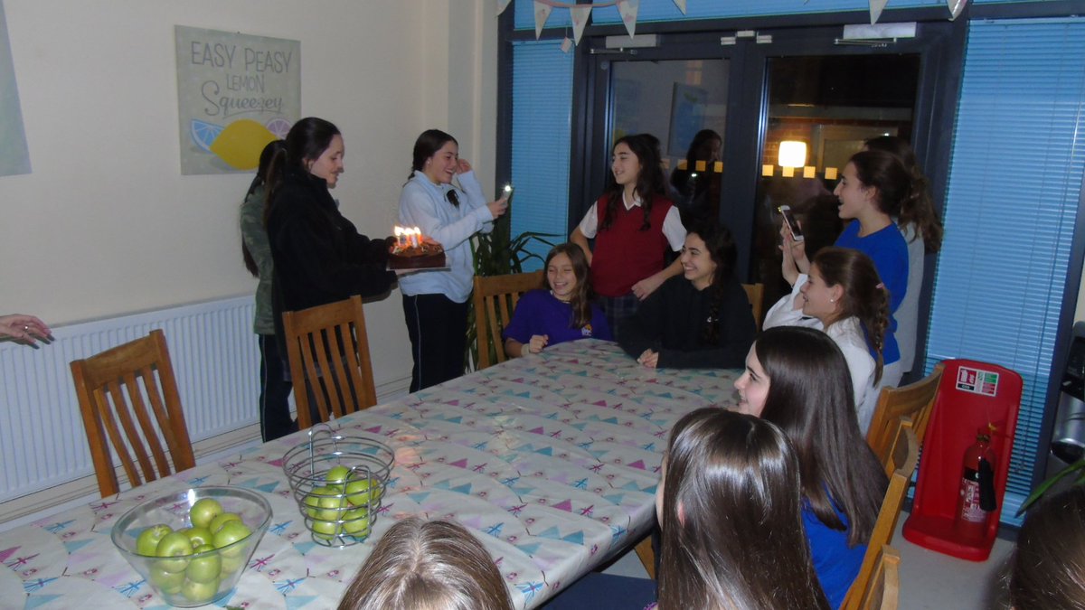 MaddockQAS's tweet photo. Happy belated birthday Emilia! We hope you had a great day and enjoyed your cake on Wednesday! @QASCaversham #iloveboarding https://t.co/EkQE0lIfXA