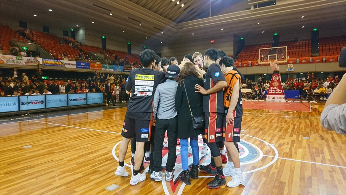 大阪エヴェッサ Twitterissa 大阪vs西宮game1 サプライズプロポーズ 2 選手 ｂｔと記念撮影 いつもの試合後ハドルも 選手から お二人も一緒に サプライズ プロポーズ 大阪エヴェッサ Bリーグ バスケ