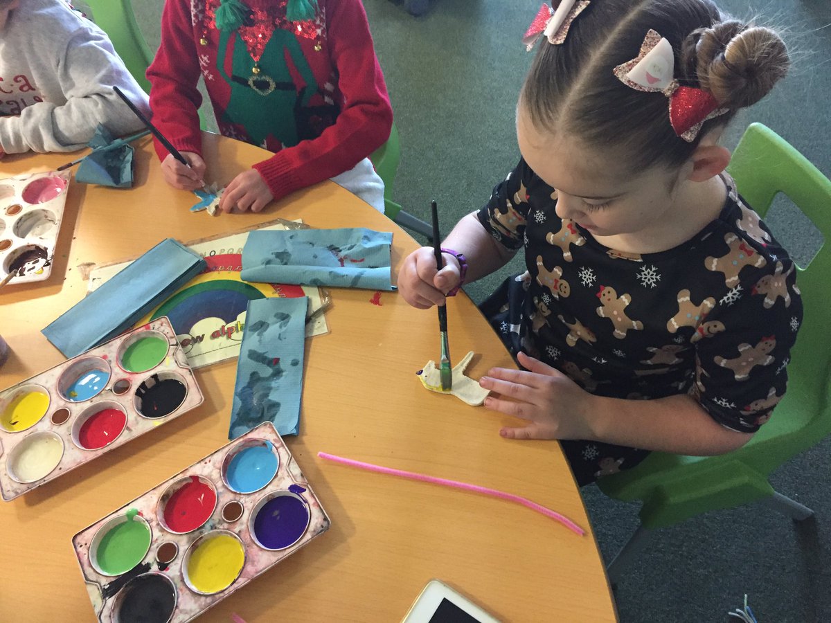 MissAlexander10's tweet photo. Painting our tree decorations for the Christmas fair next week! #santashelpers #elfwork @mesne_lea #mesnelea https://t.co/NI9laOF83W