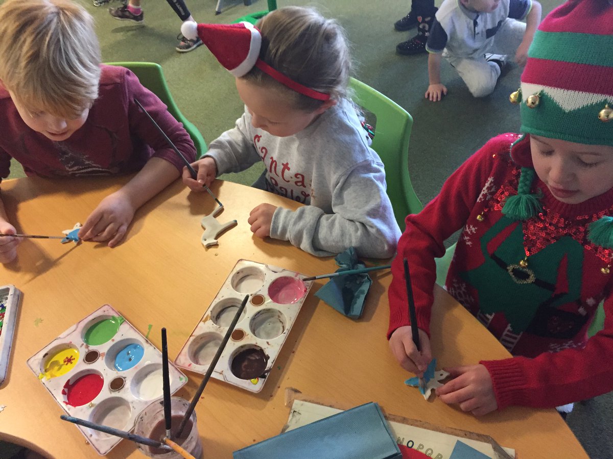 MissAlexander10's tweet photo. Painting our tree decorations for the Christmas fair next week! #santashelpers #elfwork @mesne_lea #mesnelea https://t.co/NI9laOF83W