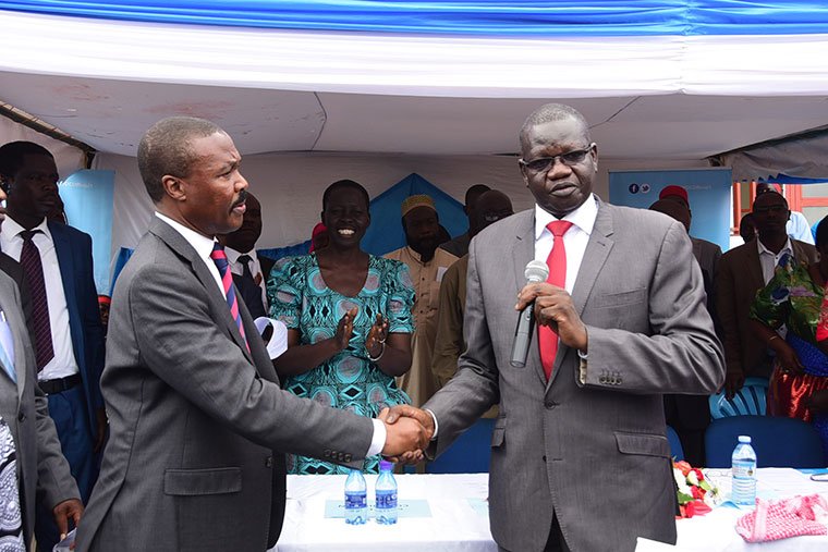 observerug's tweet photo. When Gen Mugisha Muntu handed over #FDC party presidency to Patrick Oboi Amuriat at Najjanankumbi. Students/readers of body language can interpret this "peaceful transfer of power" #Uganda #Fdcdecides2017  📸 @bamulanzeki https://t.co/U4WuXtMAr9