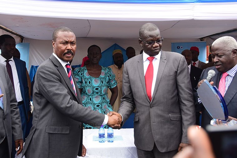 observerug's tweet photo. When Gen Mugisha Muntu handed over #FDC party presidency to Patrick Oboi Amuriat at Najjanankumbi. Students/readers of body language can interpret this "peaceful transfer of power" #Uganda #Fdcdecides2017  📸 @bamulanzeki https://t.co/U4WuXtMAr9