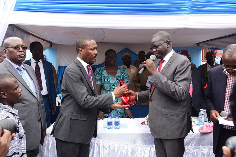 observerug's tweet photo. When Gen Mugisha Muntu handed over #FDC party presidency to Patrick Oboi Amuriat at Najjanankumbi. Students/readers of body language can interpret this "peaceful transfer of power" #Uganda #Fdcdecides2017  📸 @bamulanzeki https://t.co/U4WuXtMAr9