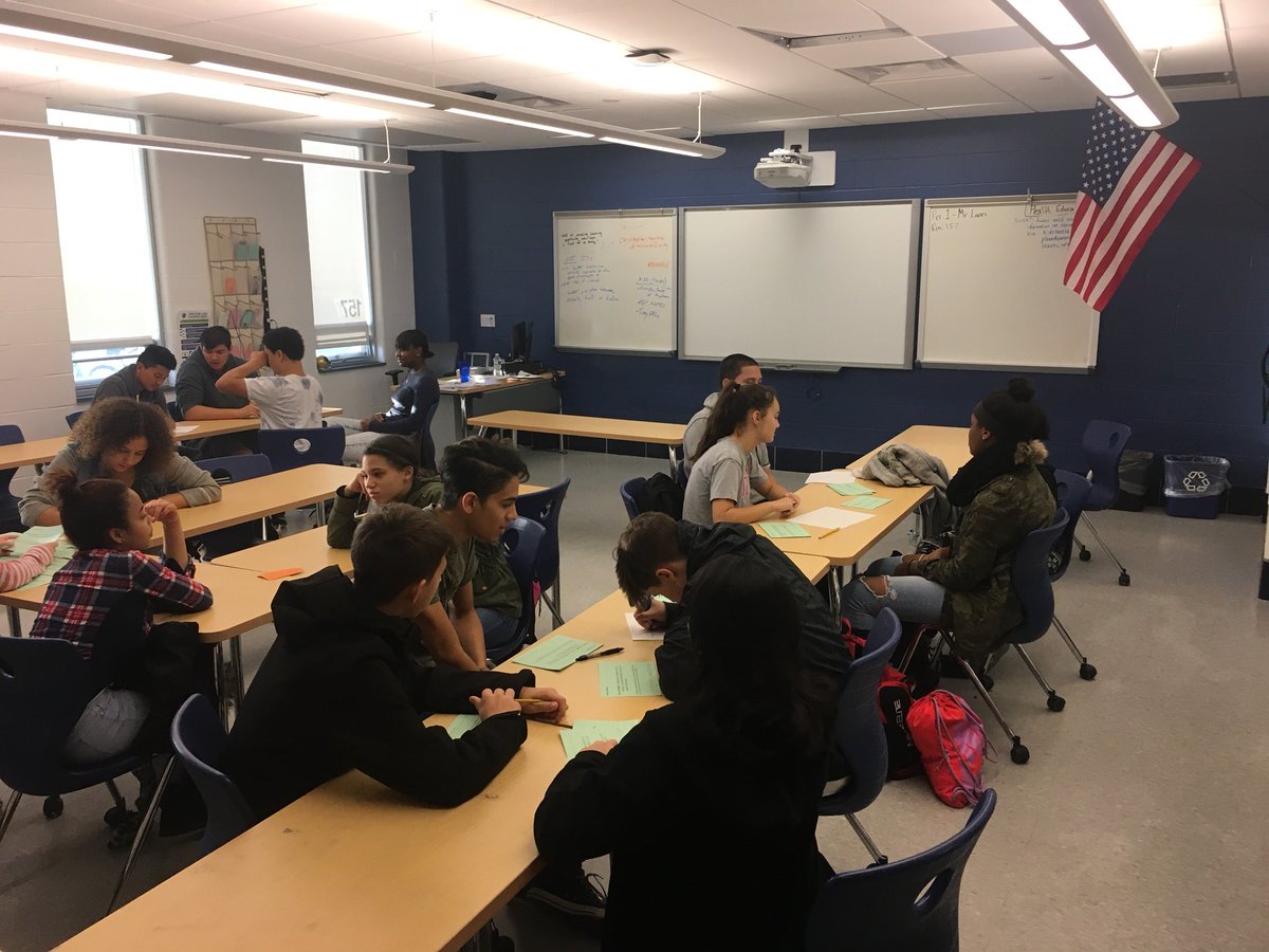 plattco2017's tweet photo. So wonderful to see students collaborating on this fine Friday at Platt HighSchool!! 😁@plattmym https://t.co/jkB2o2MPDN