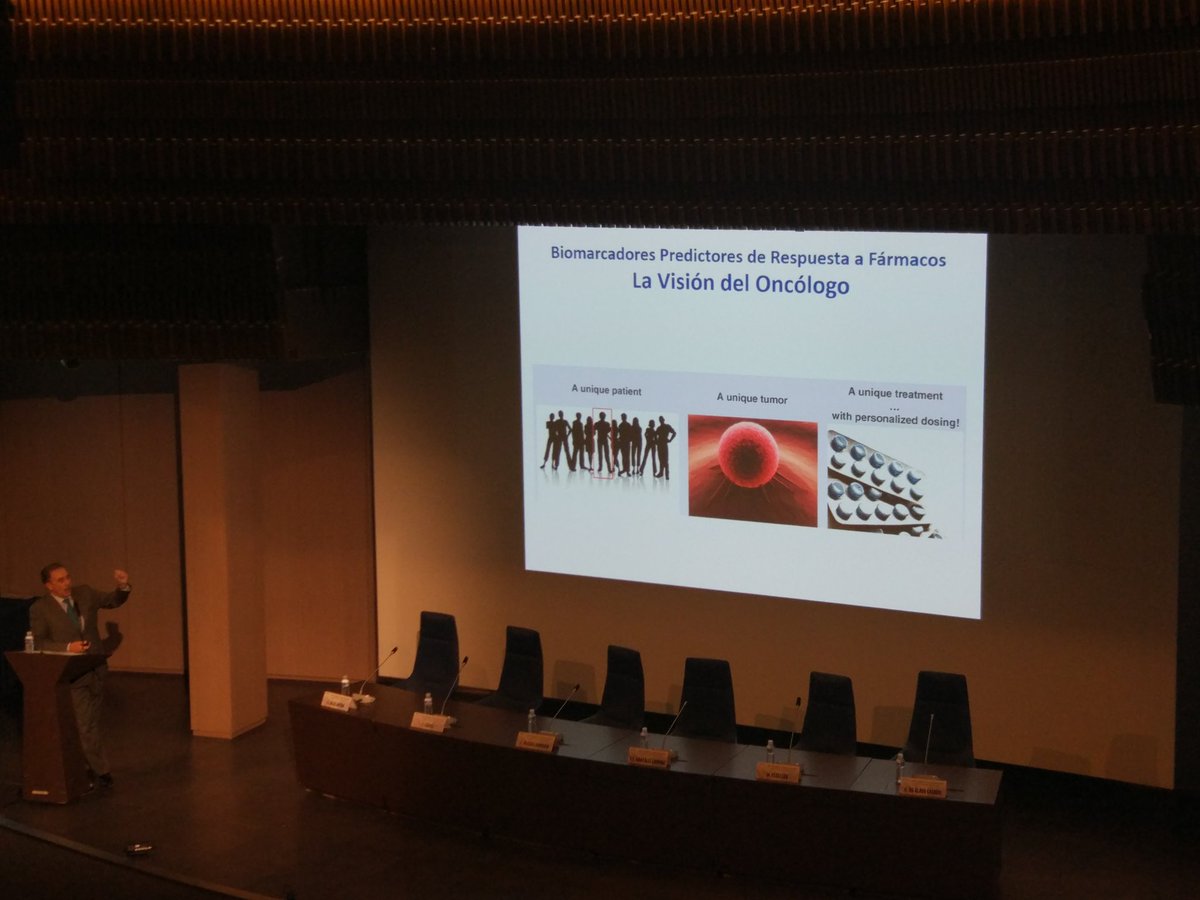 susanahprieto's tweet photo. La visión del Oncologo @glezlarriba en #UpdateMM2017 #biomarcadores. Genial el símil de la adicción del oncólogo al patólogo y al biólogo para la medicina de precisión 😅 https://t.co/UZUmrCvqNl