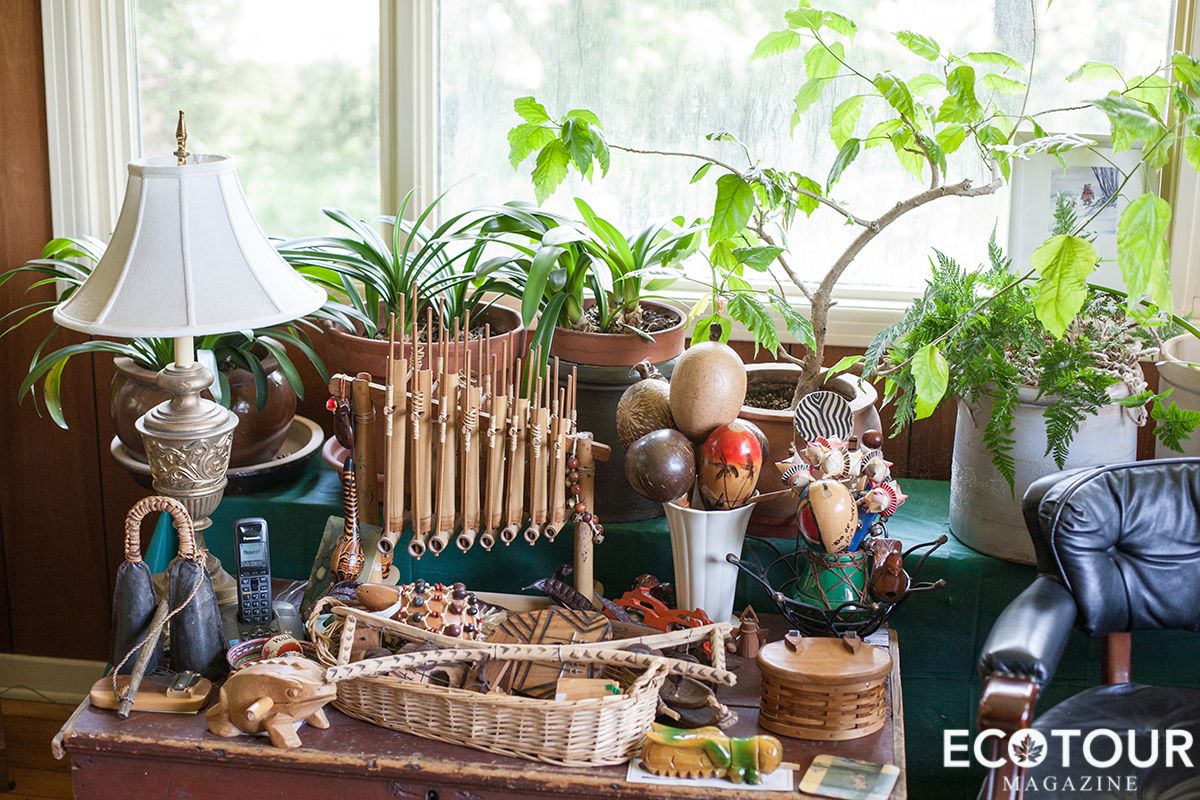 EcotourMag's tweet photo. We enjoyed the shared dining room at Bonnybank BnB, filled with outdoor-themed decor and nick-knacks https://t.co/MecJSMN36M #Ontario #Travel #Niagara #Explore https://t.co/hWAlL1L98X