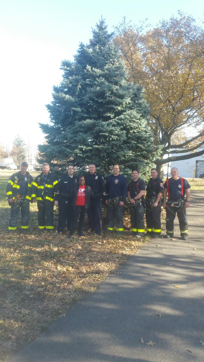 NYPD113Pct's tweet photo. Jamaica Queens join us tonight for our annual community tree lighting in #BaisleyPond Park. Special Thanks to Ms.Alesha from @SQPA, @NYCParks, DVO, Comm-Affairs, Dr.Hubbard from #GreaterBethelCDC & @FDNY #ladder155 for making this all happen❤ #LiveLoveNgiveback https://t.co/KLWMuw19Pu
