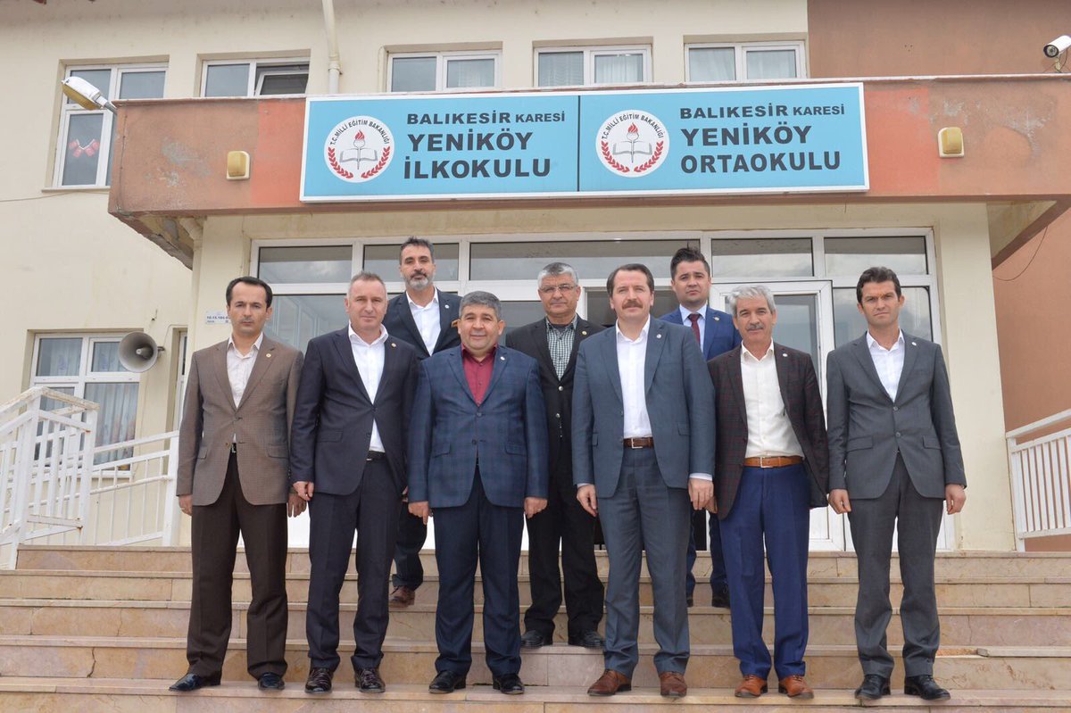 Balıkesir çıkışı yol üzeri direksiyonu kırarak, Karesi Yeniköy İlkokulu ve Ortaokulu'na uğradık.Ders arası öğretmenler odasında öğretmenlerimizle sohbet ettik.Okul idaresine ve candan yaklaşımları için öğretmen arkadaşlarımıza teşekkür ediyorum