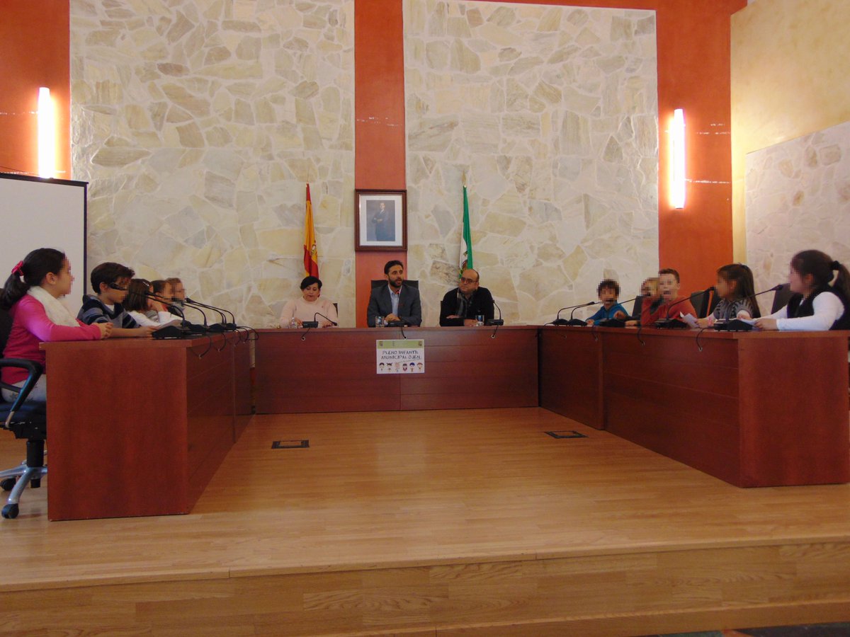 AytoOjen's tweet photo. Hoy los alumnos de 3º y 4º de Primaria del CEIP Los Llanos de #Ojén se han convertido en concejales por un día y han tenido la oportunidad de preguntar al alcalde y concejales sus dudas y plantearles sus sugerencias. https://t.co/rSchvTb5AM
