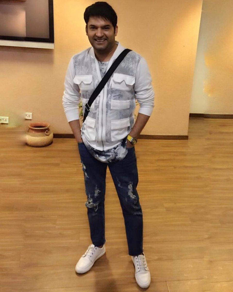 TellyTalkIndia's tweet photo. Don't you just love this picture of #Firangi star #KapilSharma?! https://t.co/AWHa3Vtyii