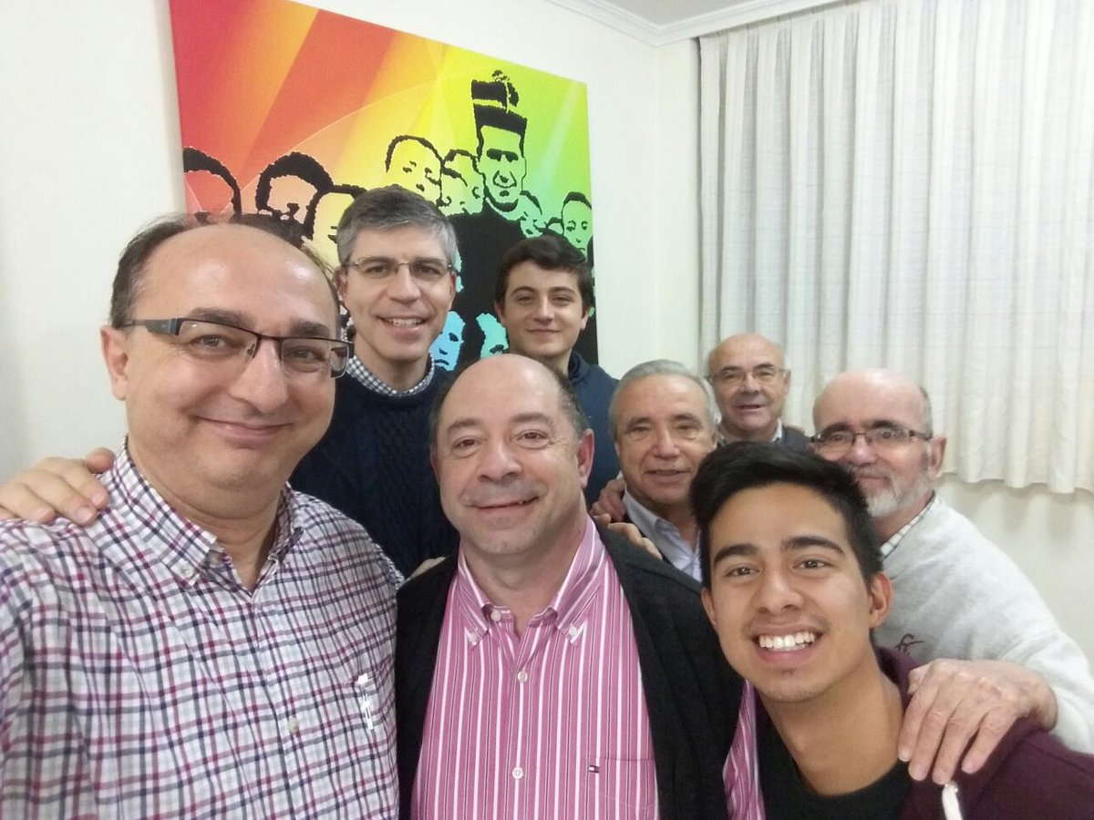 JFedeSDB's tweet photo. Desde la Casa de Orientación Vocacional. @cov_donbosco
Madrid, 30 de noviembre de 2017

Paco Santos nos hace una visita.
Está trabajando en Roma, en el Dicasterio de Formación y en estos días participa en el #SYMFamily17 

Compartimos la Misa, la mesa, y muchos buenos recuerdos https://t.co/M8UmENQIXO