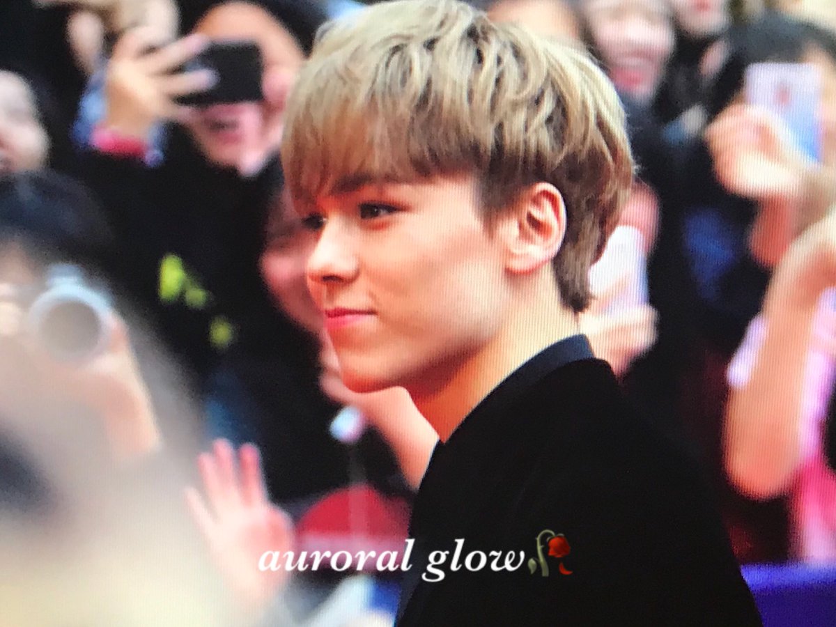 AURORAL_GLOW's tweet photo. 171201 MAMA Vernon

#세븐틴 #버논 #최한솔 https://t.co/SRyUcAyGrW