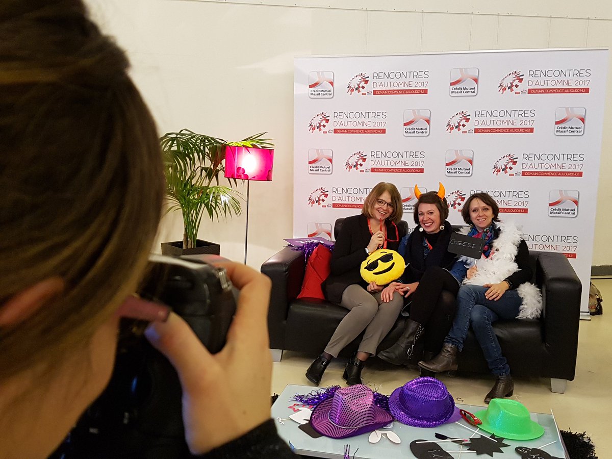 World_isTweetly's tweet photo. Vous êtes tip top les filles @KaAudic @LAFONTAnnick @ChristineCoupat ❤ #RencontresAutomne2017 #TeamCMMC https://t.co/MnirlBLGcQ