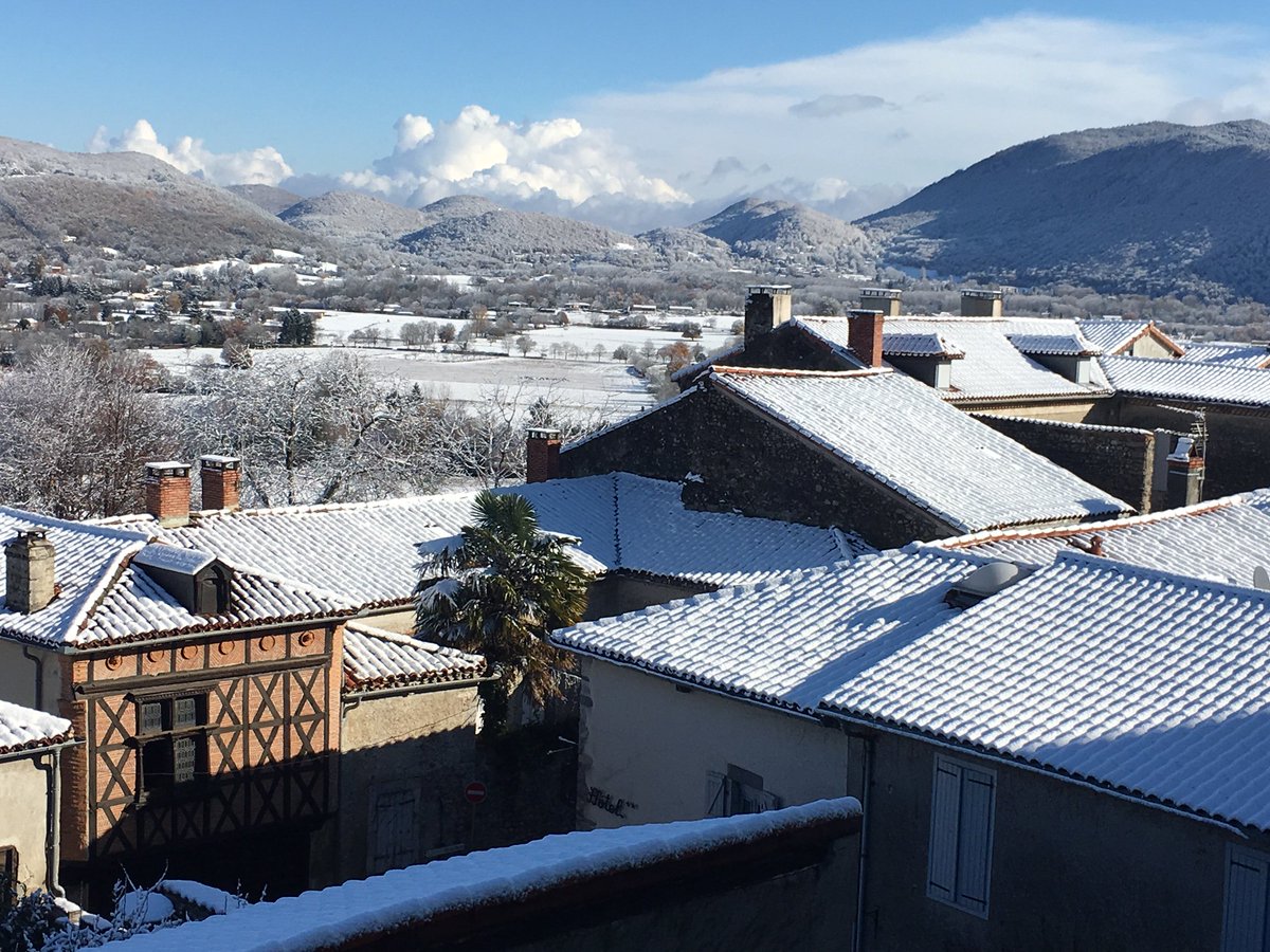 TourismeHG's tweet photo. [#Direct]
La #neige arrive, ça sent le #ski à plein nez ! 😍⛷️🎿
#StBertrandDeComminges #Snow #Hiver https://t.co/64eJByjtL1