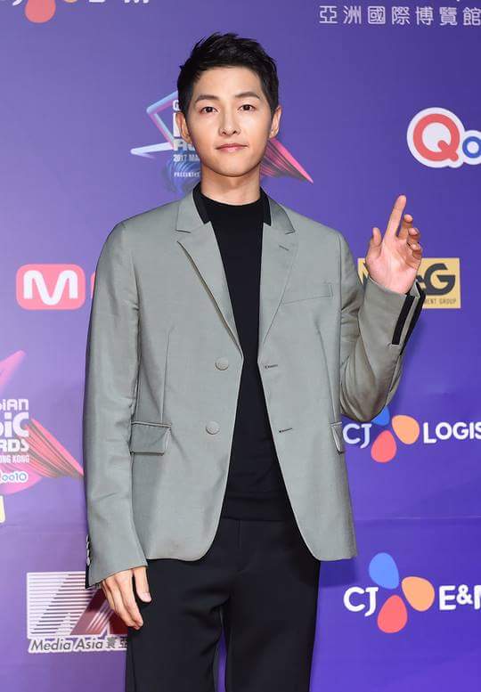 SongJoongKi_SG's tweet photo. 171201 Song Joong Ki - MAMA Awards in Hong Kong 2017 Red Carpet https://t.co/YiyWoc8pLZ