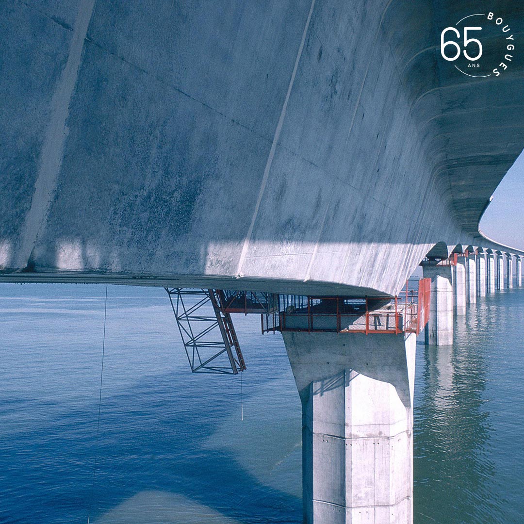 GroupeBouygues's tweet photo. 2 ponts : 2 records ! Le #pont de l'Île de Ré et le #PontdeNormandie illustrent l'ambition de @Bouygues_C de relever les défis d'innovation pour permettre de nouvelles connexions entre les hommes #Bouygues65 
https://t.co/eK2OAkrS7e @EnjoyIledere @Normandie https://t.co/l8El5dKRiN