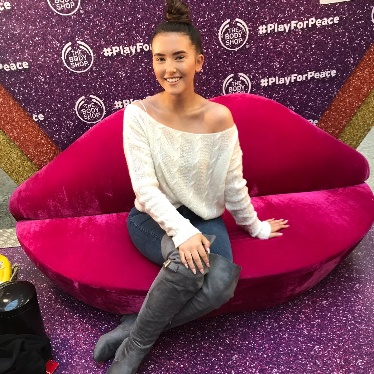 hanxrenee's tweet photo. Here at @TheBodyShopUK Play for Peace pop up store in Manchester Arndale✨ all seasonal gifts purchased help refugee children in Lebanon! PLUS if you take a picture whilst you're here & post to insta/twitter with #PlayForPeace & #TBSEvent, they'll donate an extra £1!♥️ #ad https://t.co/mgCr94AHFu
