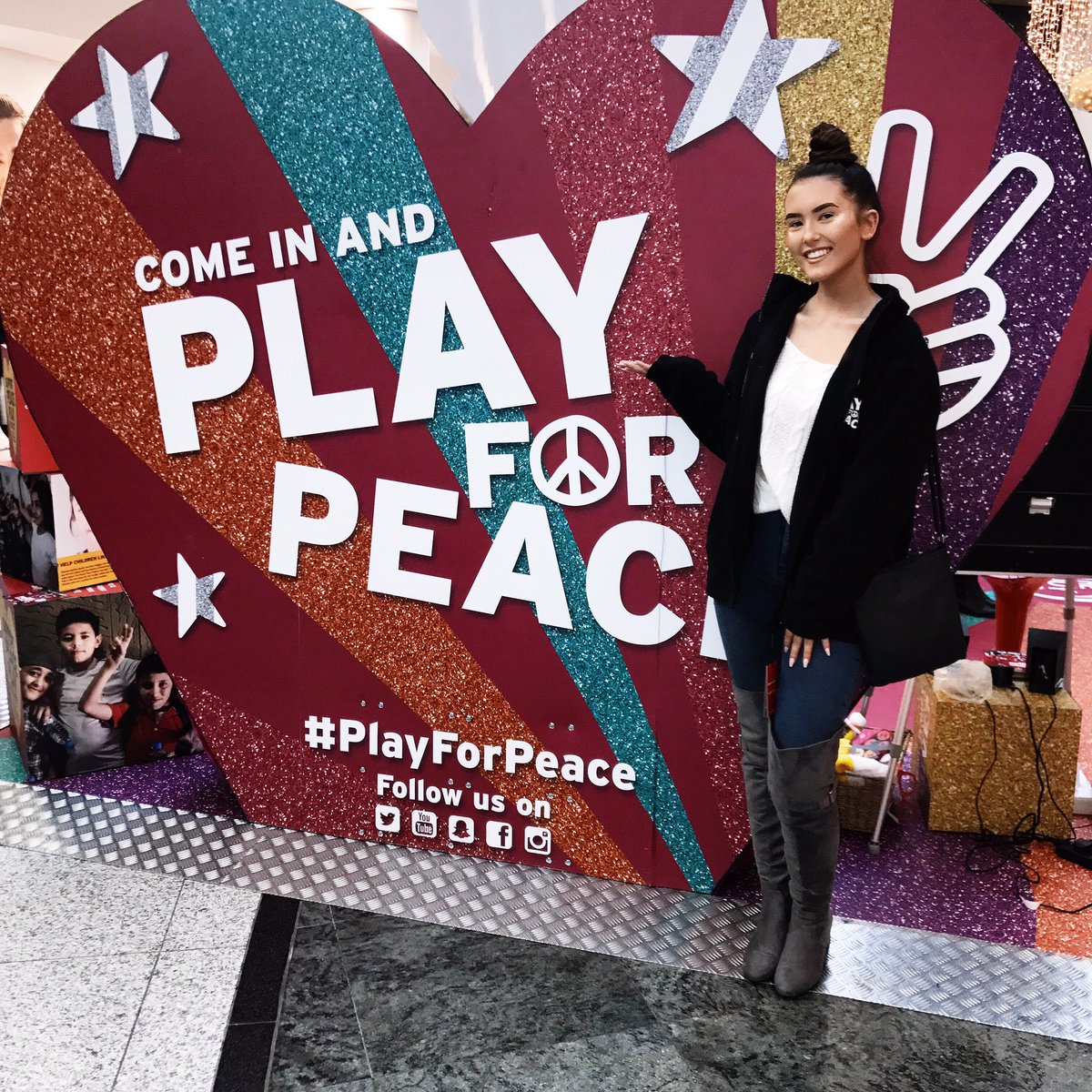 hanxrenee's tweet photo. Here at @TheBodyShopUK Play for Peace pop up store in Manchester Arndale✨ all seasonal gifts purchased help refugee children in Lebanon! PLUS if you take a picture whilst you're here & post to insta/twitter with #PlayForPeace & #TBSEvent, they'll donate an extra £1!♥️ #ad https://t.co/mgCr94AHFu