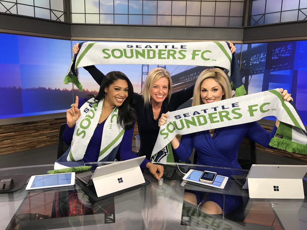 ErinMayovsky's tweet photo. π What a fun match last night! @SoundersFC shutdown Houston! Here we go! #MLSCup2017 #LookingForARepeat #GoRaveGreen #BeatToronto β½οΈ #Q13Fox @AlexLewisTV @LizDueweke https://t.co/hJKpywOUh8