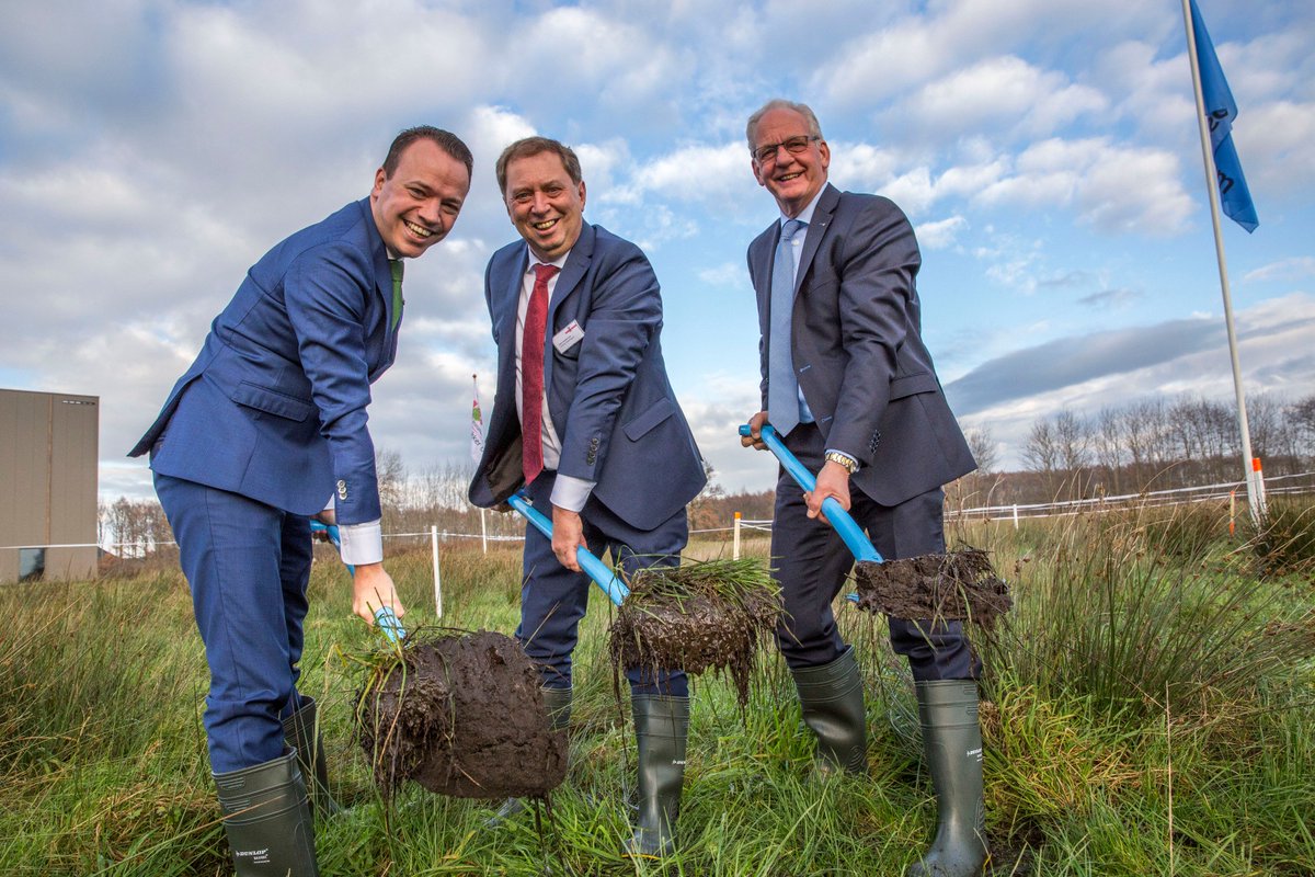 Vandaag begint de #bouw van het Biosintrum op het #Ecomunitypark in Oosterwolde. #Eerste #schep door gedeputeerde <a href="/Sanderderouwe/">Sander de Rouwe</a> , burgemeester Harry Oosterman en directeur <a href="/EcomunityparkNL/">Ecomunitypark</a> <a href="/ZwartECOstyle/">Anne Jan Zwart</a>