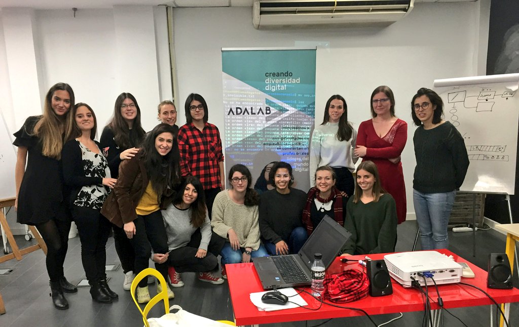 Adalab_Digital's tweet photo. Ayer inauguramos el programa de voluntariado de #adalab para la #promocionClarke con #ChusAlvarez de @Fon y ahora las #adalabers aman la consola de Linux :) https://t.co/VqVVskMtMo