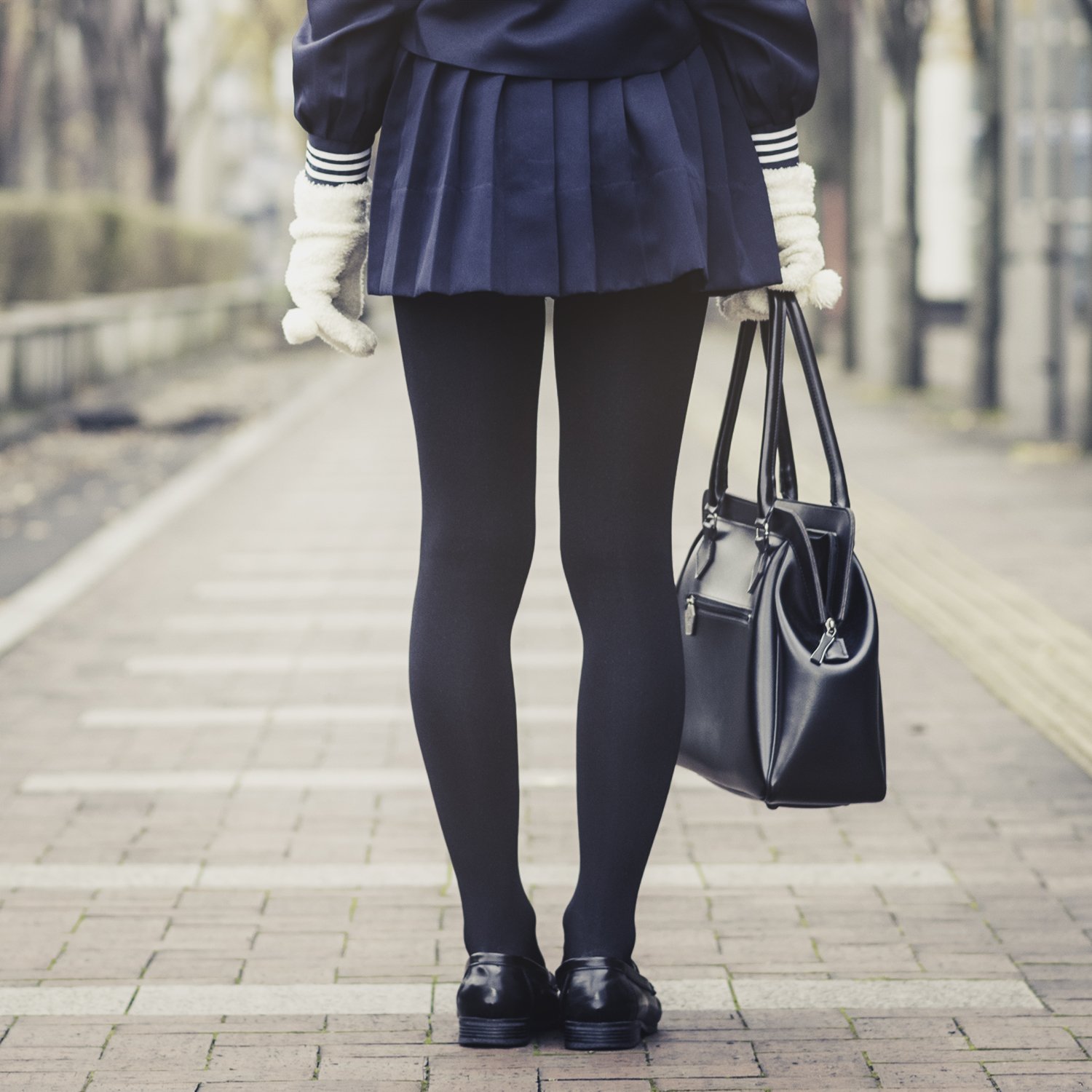 すちうる 長袖セーラー服に制服ミニスカートを着用し160デニールの黒タイツを履いて外出している黒髪地毛ポニテのぼくです スカートの丈が股下0センチで太ももが全て露出しているのに全く露出している感がないのが特徴です T Co 1n0chhzdmi