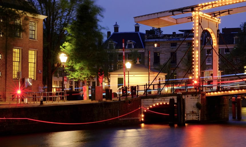Ai Weiwei’s installation “thinline” is a 6.5km-long line running through Amsterdam and represents a border. Book a Water Colors Cruise and experience it yourself! #LightLovers #AmsterdamLightFestival #Amsterdam #AiWeiwei #thinline