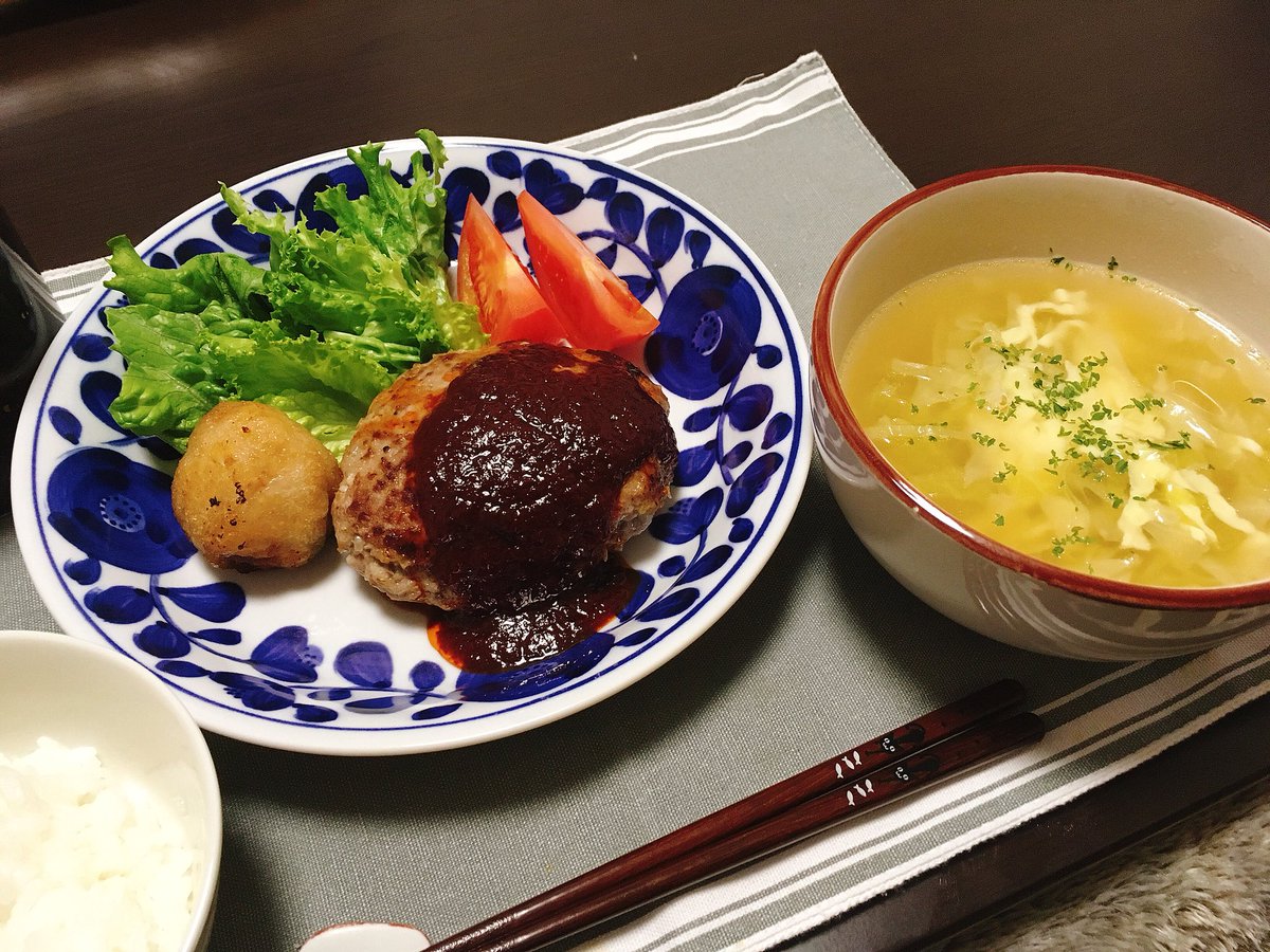 もりわき ハンバーグ 里芋の唐揚げ キャベツとチーズのスープ 今日は旦那さんのリクエストでした 我が家は夫婦揃って夕飯 を食べる事にしているので 旦那さんの帰りが遅い日はこんな時間です もやしとツナのサラダもあったけど食べられず Twitter家庭