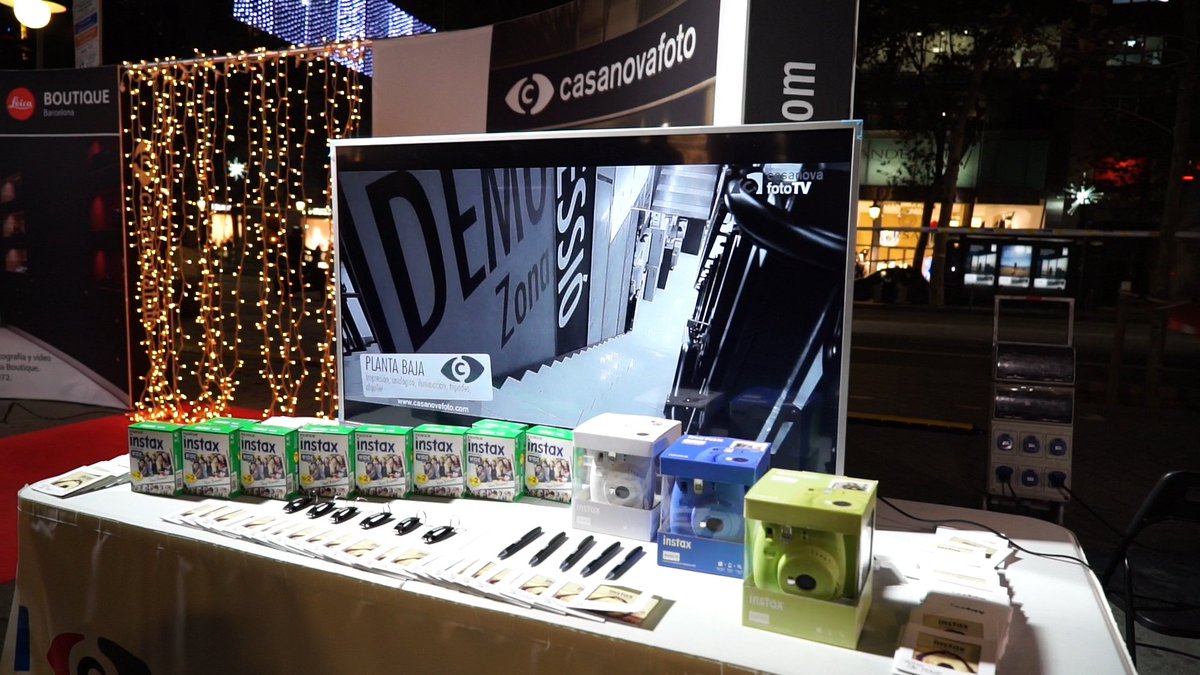 casanovafoto's tweet photo. 🌃 Estuvimos en The Shopping Night Barcelona 2017. 
📷 Os dejamos algunas fotos de nuestro stand en Paseo de Gracia y de nuestra presencia en la fiesta de Palau Robert. https://t.co/hstRRHm4qS
