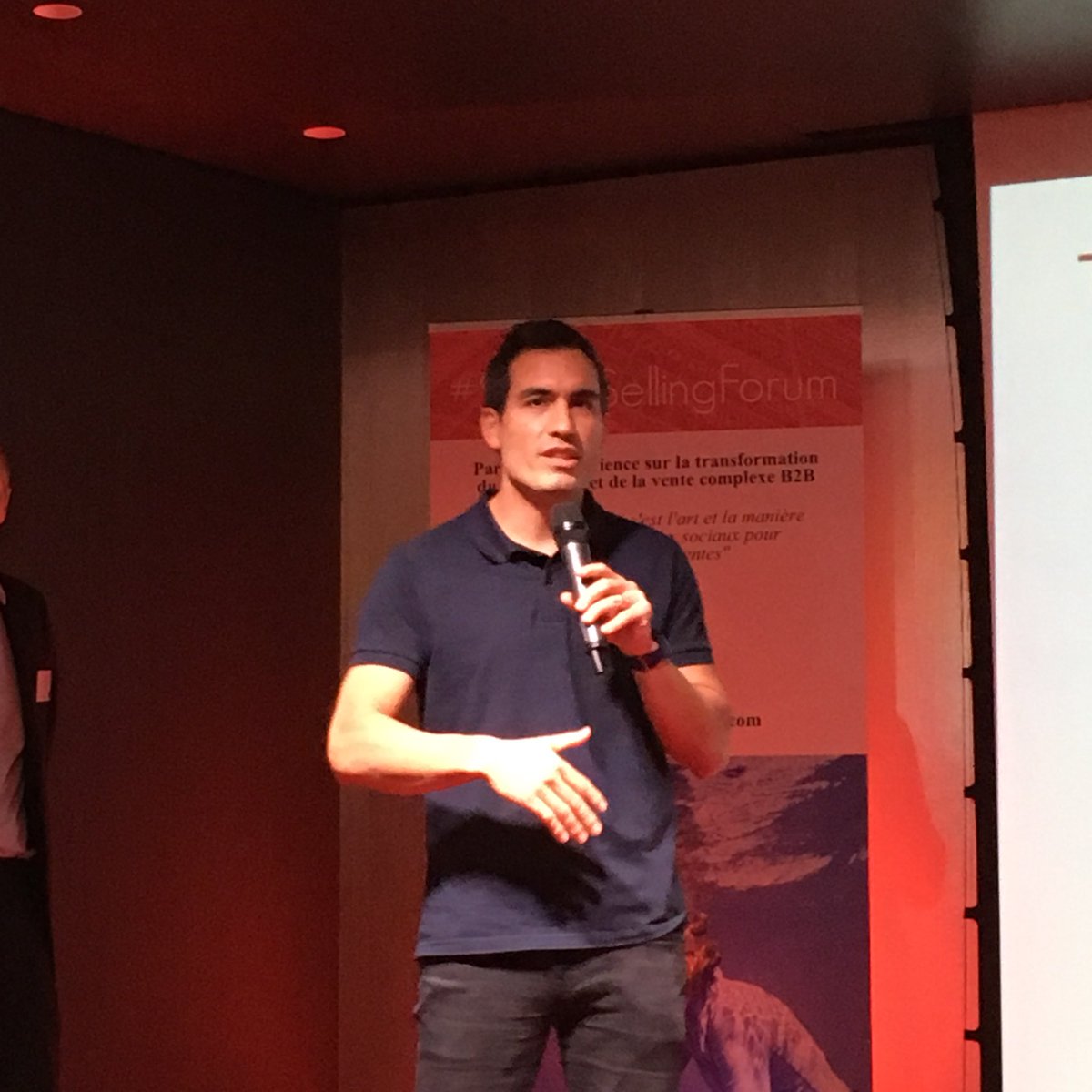 Yumens_MVG's tweet photo. [LIVE] « Il est impératif de passer de la vente à la co-construction » dixit Loïc Deo Van CEO de @Bypath_tweets #socialsellingforum #socialselling https://t.co/IRVTMSFjig