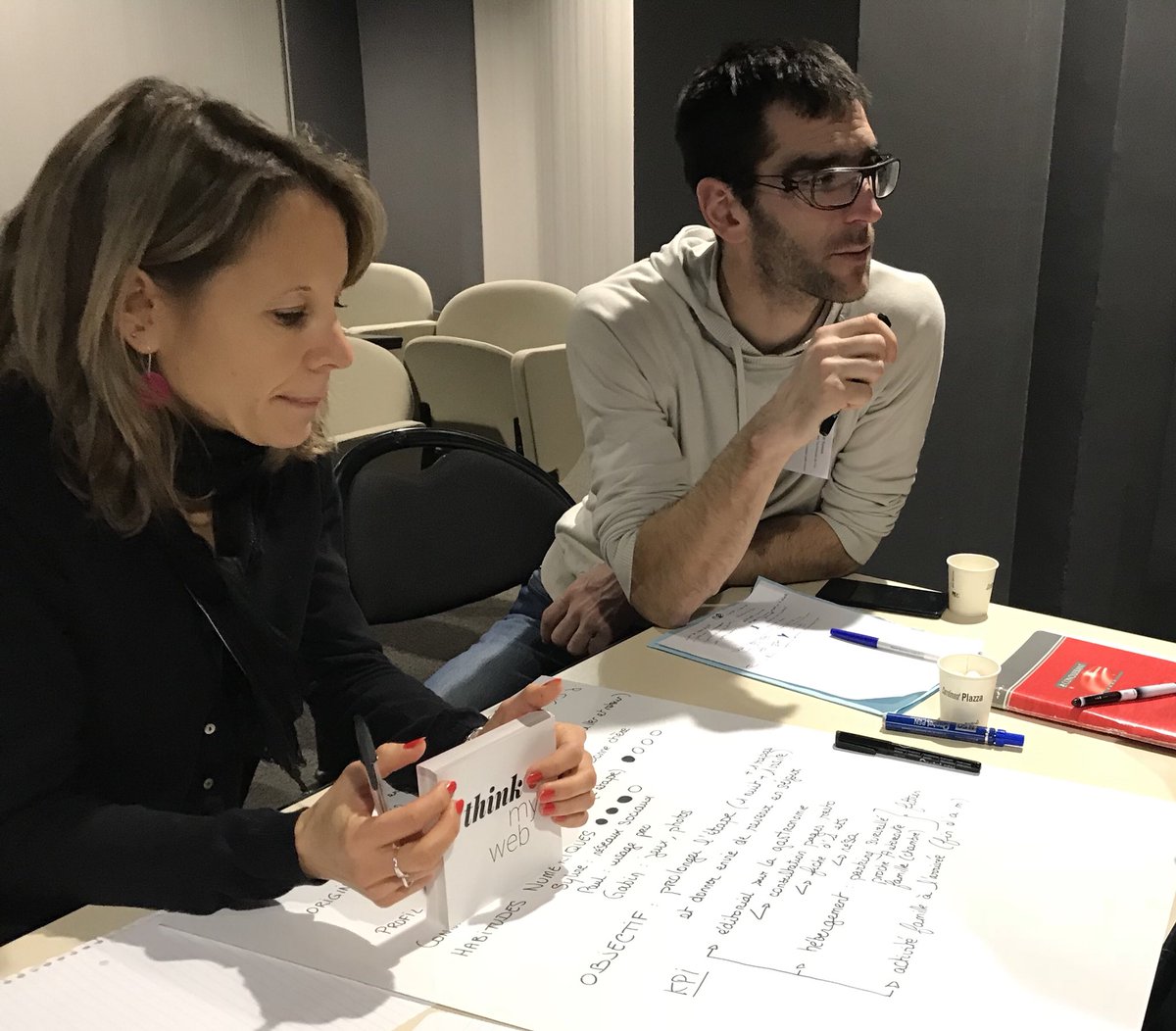 Après la pause, on passe en mode co-construction des parcours client. Retour au papier, on pose du persona et des fiches actions, « human first » #JETAin2017