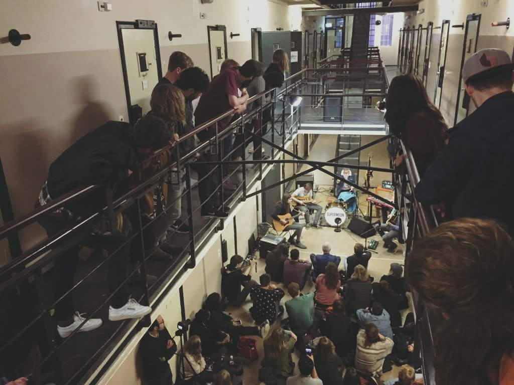 Gister in een uitverkochte <a href="/deVorstin/">De Vorstin</a> openen voor de <a href="/AverageWhiteBnd/">Average White Band</a> en
vandaag voor het eerst akoestisch tijdens de <a href="/sofarsounds/">Sofar Sounds</a> sessions