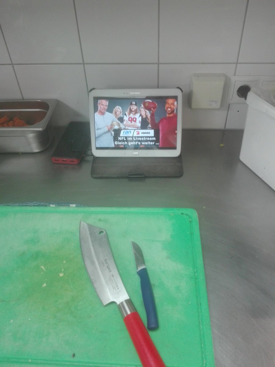 fr3aky123's tweet photo. Wie jeden Sonntag Arbeiten und football gucken
#sorrychef
#gastrolife
#ranNFLsuechtig https://t.co/mWHi99XsMJ