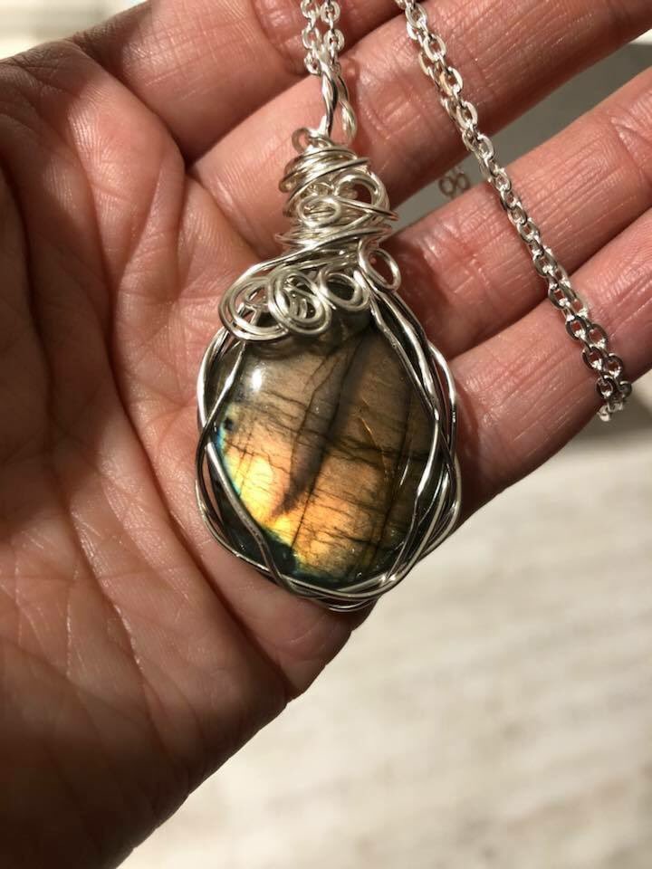 homeofwillow's tweet photo. This looks like a dragons eye 💫 so beautiful labradorite tells a different story with every stone . Message me for details. #crystals #crystalhealing #bespokejewellery #forsale #holistictherapy https://t.co/olJJeUoLDw