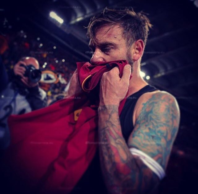 LaVenadeDeRossi's tweet photo. Sei forza e determinazione, sei coraggio e fede.
Sei esempio e umiltà.
Sei un mare di emozioni.
Sei tutto quello che un tifoso vorrebbe vedè su un campo di calcio.

...sei tutti noi Daniè.

#ASR https://t.co/E00UyhYsiw