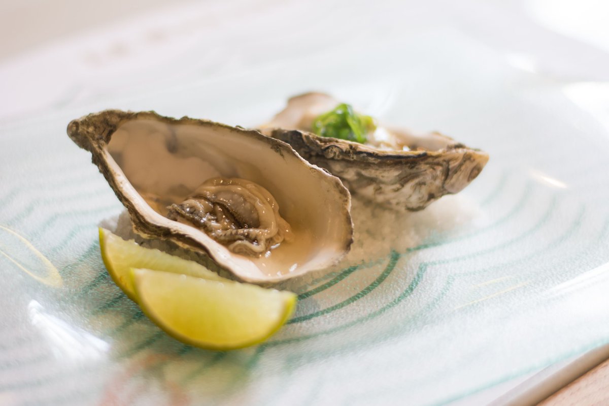 Ostra fine de claire al natural o a la vinagreta de ponzu y wakame #LaMarCanalla #TDSGastro #foodporn #Sevilla #SevillaHoy #comerensevilla