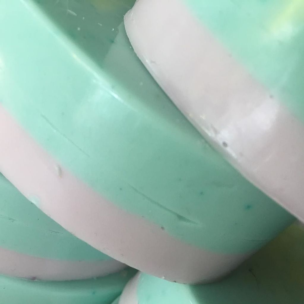 1daPC's tweet photo. Rosemary Lavender #vegansoap #soapmaker #vegan #sneakpeek #soap2017 https://t.co/90RzJ3KzRc https://t.co/mcKyhQA341