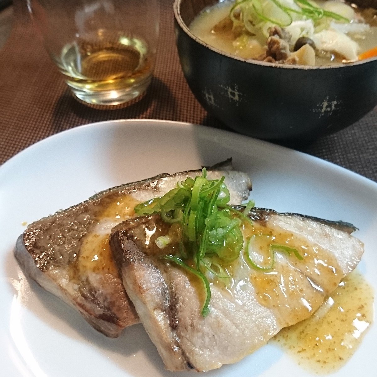 omochadance's tweet photo. 冬の定番スープ
日毎に寒さが増してきますが、身体を温めるにはやっぱり豚汁です☆
そしてドレッシングで食べる鰤(ブリ)の焼き魚。
#豚汁
#鰤
#男子ごはん
#食べにおいでよ
#soupstock
#misosoup
#porkandvegetable
#grilled_fish
#yellowtail
#oniondressing
#mens_cooking
#come_to_eat https://t.co/LeRaxzYbxu