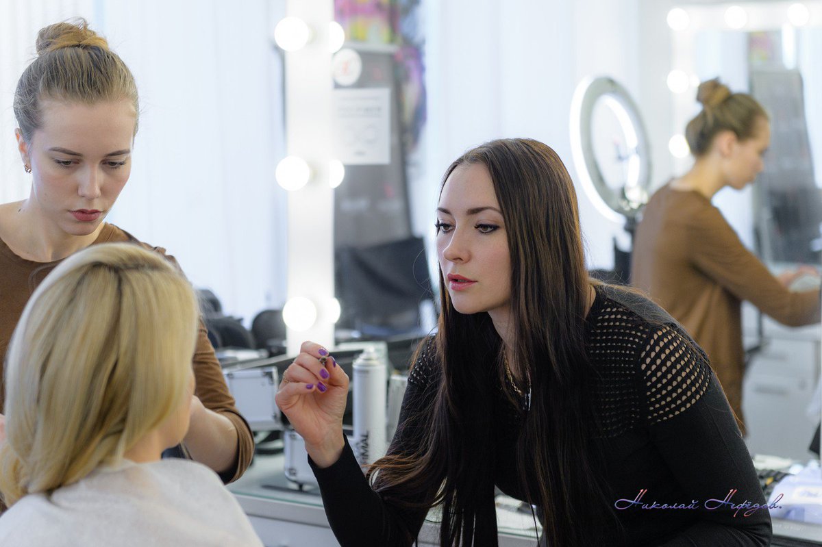 akbash60's tweet image. Визажисты #fashionlookstudio за работой.