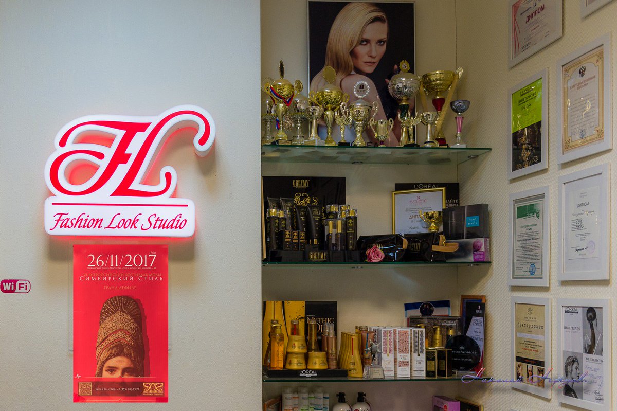 akbash60's tweet image. Визажисты #fashionlookstudio за работой.