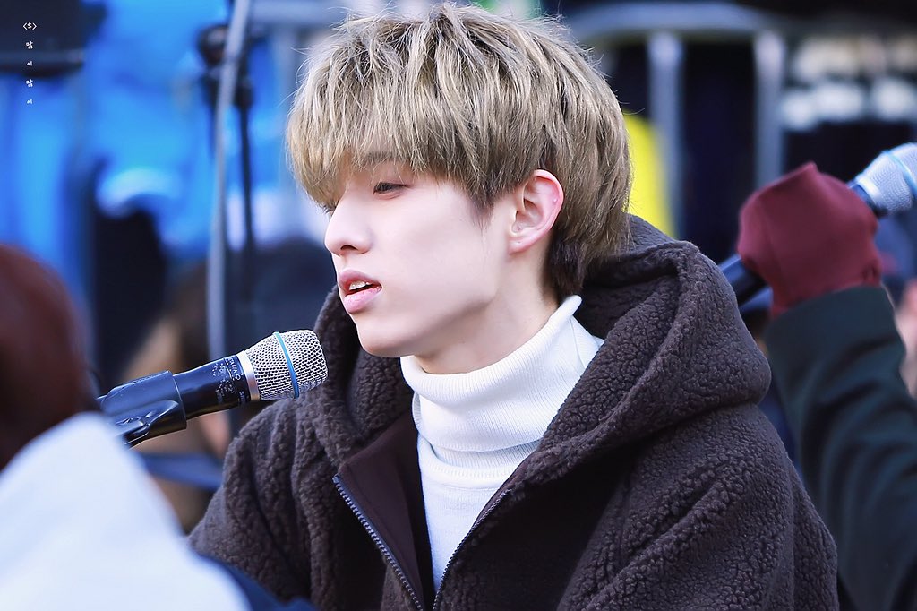 ManyMany915's tweet photo. 171119 신촌 버스킹💓
-
#데이식스 #제이 @Jae_Day6
#혼자야 #DAY6 #EveryDay6 
-
옆모습도 그러게 멋있어ㅠㅠ
진짜 장난아닌데ㅠㅠㅠ https://t.co/lfkPHifGow